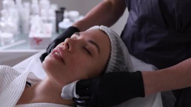 Çekici bir kadının portresi kremalı yüz masajı yaptırıyor. - Evet. Yüksek kaliteli FullHD görüntüler