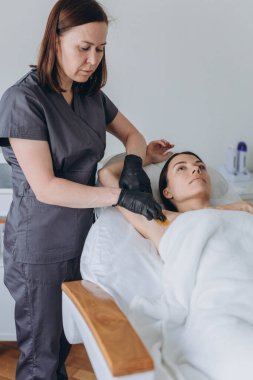 Şekerleme: Koltukaltında sıvı şekerli epilasyon. Yüksek kalite fotoğraf