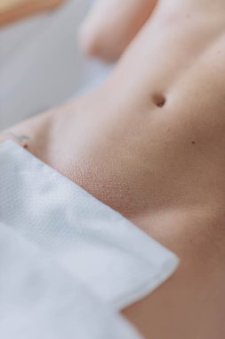 Bikini ağdası, özel ağda, saç kesimi, bikini bölgesi. Kozmetik Güzellik Kliniği. Yüksek kalite fotoğraf