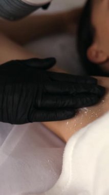 Şekerleme: Koltukaltında sıvı şekerli epilasyon. Yüksek kalite fotoğraf