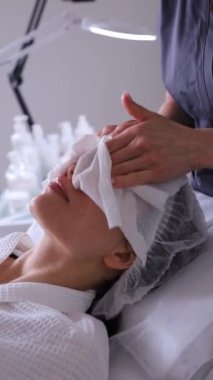 Çekici bir kadının portresi kremalı yüz masajı yaptırıyor. - Evet. Yüksek kalite fotoğraf