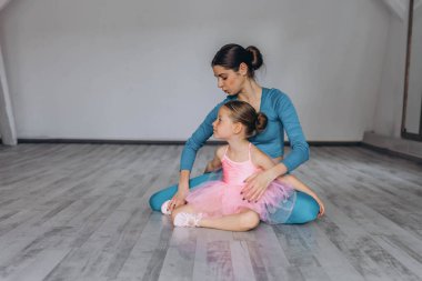 Bebek bale stüdyosu. Dans sınıfında koçu olan küçük bir balerin. Çocuklar için bale eğitmeni. Yüksek kalite fotoğraf