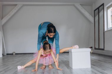 Bebek bale stüdyosu. Dans sınıfında koçu olan küçük bir balerin. Çocuklar için bale eğitmeni. Yüksek kalite fotoğraf