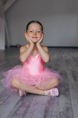 Bebek bale stüdyosu. Dans sınıfında koçu olan küçük bir balerin. Çocuklar için bale eğitmeni. Yüksek kalite fotoğraf