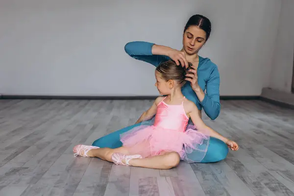 Bebek bale stüdyosu. Dans sınıfında koçu olan küçük bir balerin. Çocuklar için bale eğitmeni. Yüksek kalite fotoğraf