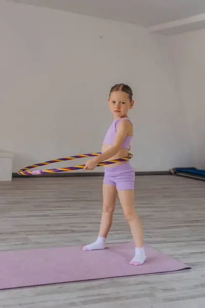 Çocuklar jimnastik ve kas germe egzersizleri. Yüksek kalite fotoğraf