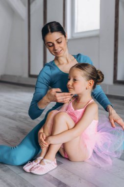 Bebek bale stüdyosu. Dans sınıfında koçu olan küçük bir balerin. Çocuklar için bale eğitmeni. Yüksek kalite fotoğraf