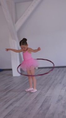 Bebek bale stüdyosu. Dans sınıfında koçu olan küçük bir balerin. Çocuklar için bale eğitmeni. Yüksek kaliteli FullHD görüntüler
