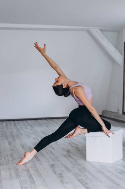 Sportif esnek kız esneme egzersizi yapıyor. Yüksek kalite fotoğraf