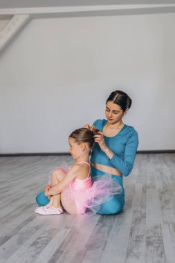 Bebek bale stüdyosu. Dans sınıfında koçu olan küçük bir balerin. Çocuklar için bale eğitmeni. Yüksek kalite fotoğraf