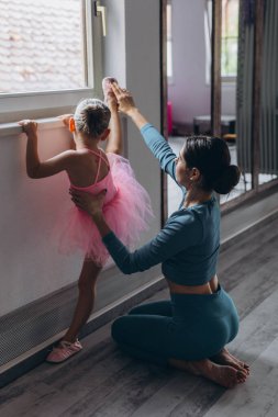 Bebek bale stüdyosu. Dans sınıfında koçu olan küçük bir balerin. Çocuklar için bale eğitmeni. Yüksek kalite fotoğraf