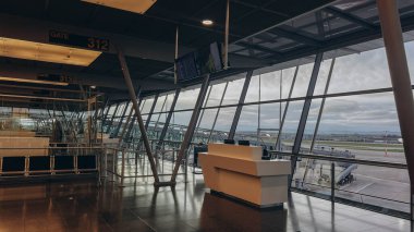 Boş bir terminal, uçaklar bekliyor ve bir sonraki uçuşları için hazırlanıyor ve onlardan biri havalandı. Yüksek kalite fotoğraf