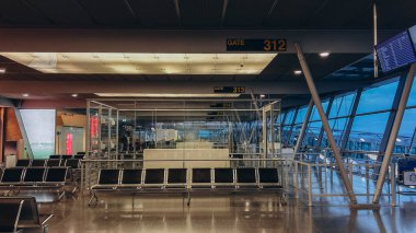 Boş bir terminal, uçaklar bekliyor ve bir sonraki uçuşları için hazırlanıyor ve onlardan biri havalandı. Yüksek kalite fotoğraf