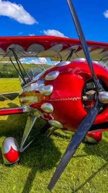 Eski kırmızı turbopervane motorlu, pervaneli, kanatlı ve uçak gövdeli. Yüksek kalite fotoğraf