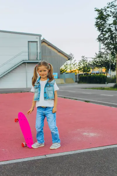 Kaykay kullanan sevimli küçük bir kız. 5 yaşında bir kız. Yüksek kalite fotoğraf
