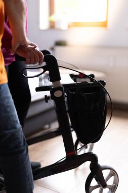 Hemşire kıdemli kadının Walker 'la evde yürümesine yardım ederken çekilmiş görüntüsü. - Evet. Yüksek kalite fotoğraf