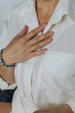 Yoga yapan çekici genç bir kadın evde yoga yapıyor. - Evet. Yüksek kalite fotoğraf