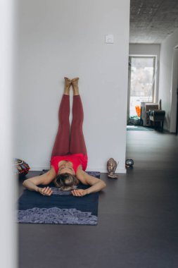 Yoga yapan çekici genç bir kadın evde yoga yapıyor. - Evet. Yüksek kalite fotoğraf