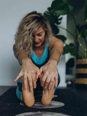 Yoga yapan çekici genç bir kadın evde yoga yapıyor. - Evet. Yüksek kalite fotoğraf