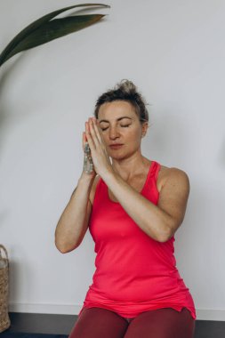 Yoga yapan çekici genç bir kadın evde yoga yapıyor. - Evet. Yüksek kalite fotoğraf