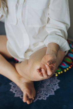 Yoga yapan çekici genç bir kadın evde yoga yapıyor. - Evet. Yüksek kalite fotoğraf