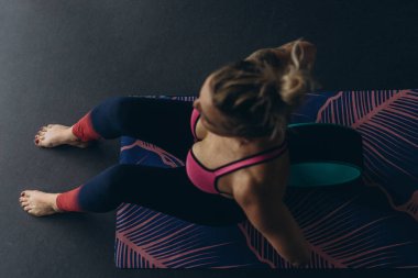 Yoga yapan çekici genç bir kadın evde yoga yapıyor. - Evet. Yüksek kalite fotoğraf