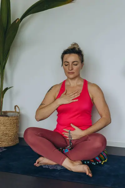 Yoga yapan çekici genç bir kadın evde yoga yapıyor. - Evet. Yüksek kalite fotoğraf