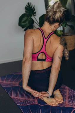 Yoga yapan çekici genç bir kadın evde yoga yapıyor. - Evet. Yüksek kalite fotoğraf