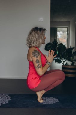 Yoga yapan çekici genç bir kadın evde yoga yapıyor. - Evet. Yüksek kalite fotoğraf