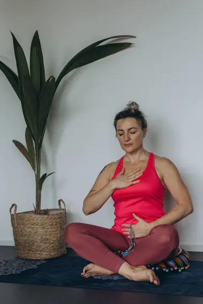 Yoga yapan çekici genç bir kadın evde yoga yapıyor. - Evet. Yüksek kalite fotoğraf