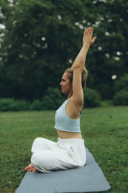 Spor giyim sektöründe genç bayan sporcu yoga yapıyor, antrenman ve nefes egzersizlerinden hoşlanıyor, spor ve spor yapıyor. Yüksek kalite fotoğraf