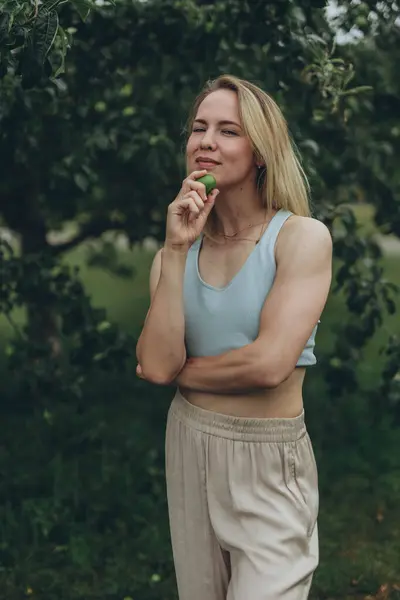 Elmacı kadın. Parkta yeşil elma yiyen çok güzel bir etnik model. Yüksek kalite fotoğraf