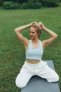 Spor giyim sektöründe genç bayan sporcu yoga yapıyor, antrenman ve nefes egzersizlerinden hoşlanıyor, spor ve spor yapıyor. Yüksek kalite fotoğraf