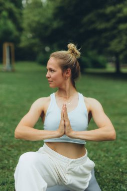 Spor giyim sektöründe genç bayan sporcu yoga yapıyor, antrenman ve nefes egzersizlerinden hoşlanıyor, spor ve spor yapıyor. Yüksek kalite fotoğraf