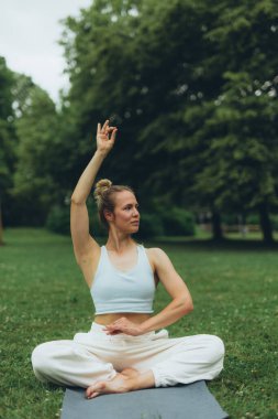 Spor giyim sektöründe genç bayan sporcu yoga yapıyor, antrenman ve nefes egzersizlerinden hoşlanıyor, spor ve spor yapıyor. Yüksek kalite fotoğraf
