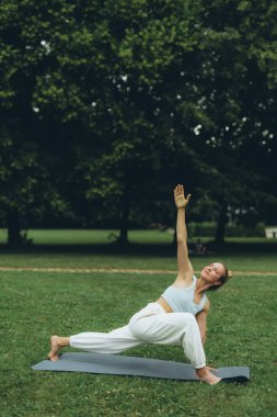 Spor giyim sektöründe genç bayan sporcu yoga yapıyor, antrenman ve nefes egzersizlerinden hoşlanıyor, spor ve spor yapıyor. Yüksek kalite fotoğraf