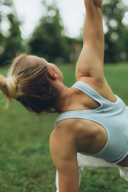 Spor giyim sektöründe genç bayan sporcu yoga yapıyor, antrenman ve nefes egzersizlerinden hoşlanıyor, spor ve spor yapıyor. Yüksek kalite fotoğraf