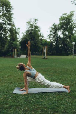 Spor giyim sektöründe genç bayan sporcu yoga yapıyor, antrenman ve nefes egzersizlerinden hoşlanıyor, spor ve spor yapıyor. Yüksek kalite fotoğraf