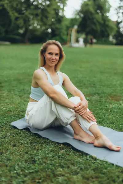 Spor giyim sektöründe genç bayan sporcu yoga yapıyor, antrenman ve nefes egzersizlerinden hoşlanıyor, spor ve spor yapıyor. Yüksek kalite fotoğraf