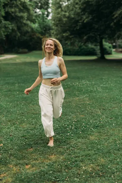 Spor giyim sektöründe genç bayan sporcu yoga yapıyor, antrenman ve nefes egzersizlerinden hoşlanıyor, spor ve spor yapıyor. Yüksek kalite fotoğraf