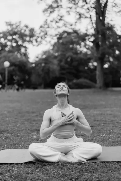 Spor giyim sektöründe genç bayan sporcu yoga yapıyor, antrenman ve nefes egzersizlerinden hoşlanıyor, spor ve spor yapıyor. Yüksek kalite fotoğraf