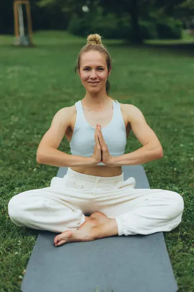Spor giyim sektöründe genç bayan sporcu yoga yapıyor, antrenman ve nefes egzersizlerinden hoşlanıyor, spor ve spor yapıyor. Yüksek kalite fotoğraf