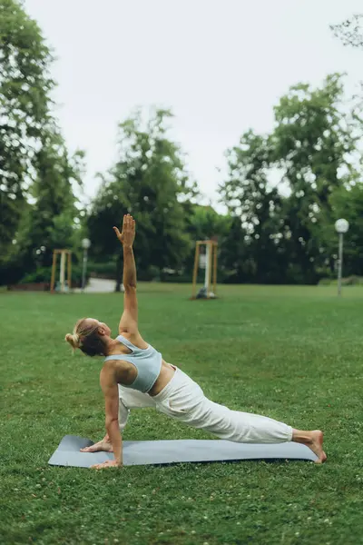 Spor giyim sektöründe genç bayan sporcu yoga yapıyor, antrenman ve nefes egzersizlerinden hoşlanıyor, spor ve spor yapıyor. Yüksek kalite fotoğraf