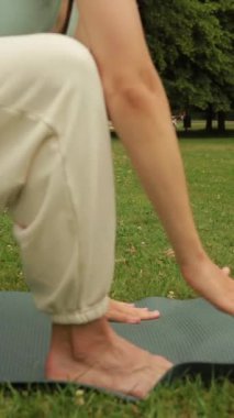 Spor giyim sektöründe genç bayan sporcu yoga yapıyor, antrenmanlardan hoşlanıyor. Yüksek kaliteli FullHD görüntüler