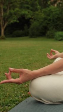 Spor giyim sektöründe genç bayan sporcu yoga yapıyor, antrenmanlardan hoşlanıyor. Yüksek kaliteli FullHD görüntüler