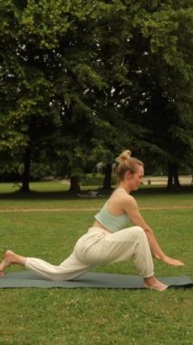 Spor giyim sektöründe genç bayan sporcu yoga yapıyor, antrenmanlardan hoşlanıyor. Yüksek kaliteli FullHD görüntüler