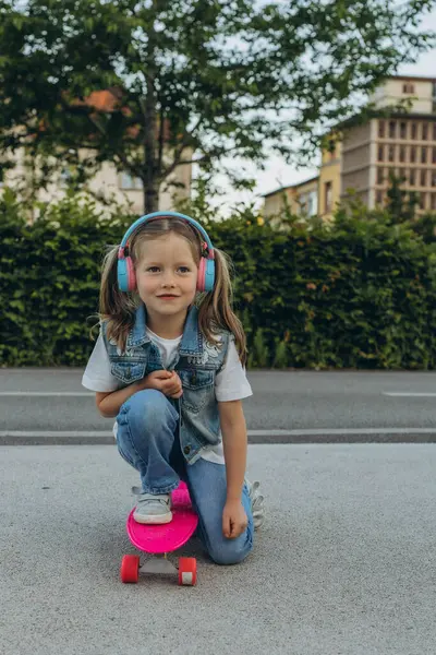 Sörf yapan kız ya da kulaklıkla kaykay yapan kız. Yüksek kalite fotoğraf