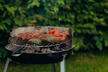 Sebzeler ve açık havada ızgara yapılan kalın biftek. Yüksek kalite fotoğraf