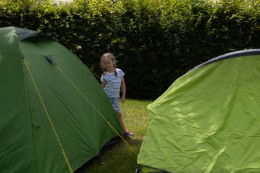 Mutlu kız Alplerdeki bir çadırda yaz tatilinin tadını çıkarıyor. Yüksek kalite fotoğraf