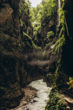 Partnachklamm 'da koyu kayalık bir geçit tünelinde kahverengi desenli taş duvarlar. Yüksek kalite fotoğraf